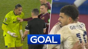 ¡Gibbs-White califica un penalti insensible después de la revisión del VAR!