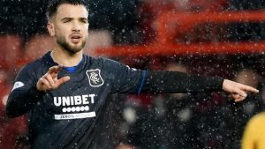 Nico Raskin: el mediocampista de los Rangers parece arrojar agua a un aficionado después de la victoria sobre Aberdeen