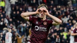 Hearts 2-0 St Mirren: los líderes de la liga sobreviven a la tarjeta roja temprana de Beni Baningime para dar cuenta de una adquisición valiente