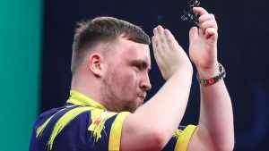 Baréin Darts Masters: Luke Littler derrota a Paul Lim en el primer partido desde el éxito del Campeonato Mundial de Dardos mientras Luke Humphries también progresa