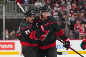 Giro muerto | Los huracanes siguen ardiendo sobre el hielo doméstico ganando terreno a los Sabres