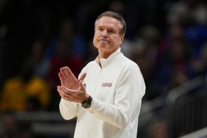 Giro muerto | El No. 19 Kansas se dirige a Colorado sin el entrenador Bill Self