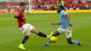 Diogo Dalot se destaca de Jeremy Doku: el jefe de PGMOL, Howard Webb, no está convencido de que el defensor del Manchester United mereciera una tarjeta carmesí