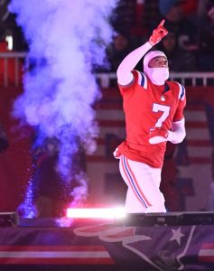 Giro muerto | Pats CB Carlton Davis III (conmoción cerebral) ayuda en la práctica