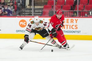 Giro muerto | Oliver Moore, Blackhawks tienen final directo contra Canes