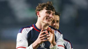Falkirk 4-1 Hibernian: Barney Stewart logra un hat-trick al superar a Hibs
