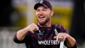 Moeen Ali dice que Brendon McCullum debe permanecer “positivamente” como entrenador en jefe de Inglaterra y que no falta “más de oro” para crear cenizas