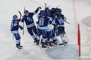 Giro muerto | Lightning logra una antigua remontada en el juego Stadium Series contra Bruins