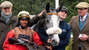Aamilah Aswat hace historia en las carreras de caballos al convertirse en la primera jinete de salto negra y del sur de Asia en participar en un bullicio en Gran Bretaña.