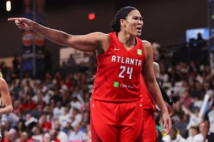 Giro muerto | La cuatro veces All-Star Brionna Jones se lesiona el menisco mientras jugaba en el extranjero