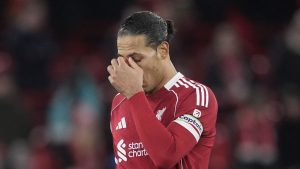 Liverpool: Jamie Carragher espera que los Rojos se olviden de los puestos de la Liga de Campeones tras la derrota ante Man Metropolis
