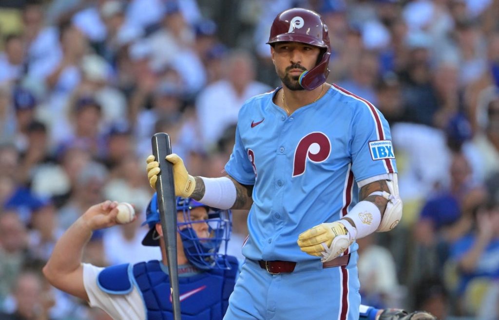 Giro muerto | Phils libera a OF Gash Castellanos, quien admite haber llevado cerveza al dugout