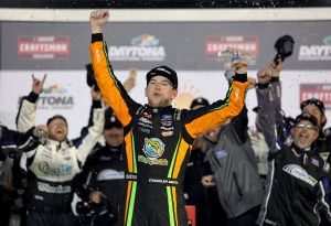 Giro muerto | Chandler Smith se roba el puntaje de tiempo extra en el primer partido de la Serie de Camionetas de NASCAR