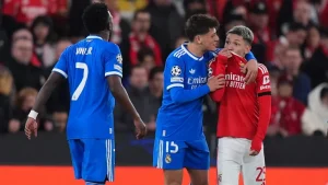 La decisión clave de Vinícius tras el supuesto insulto racista de Prestianni en el Trusty Madrid vs. Benfica | Sporting News Spain