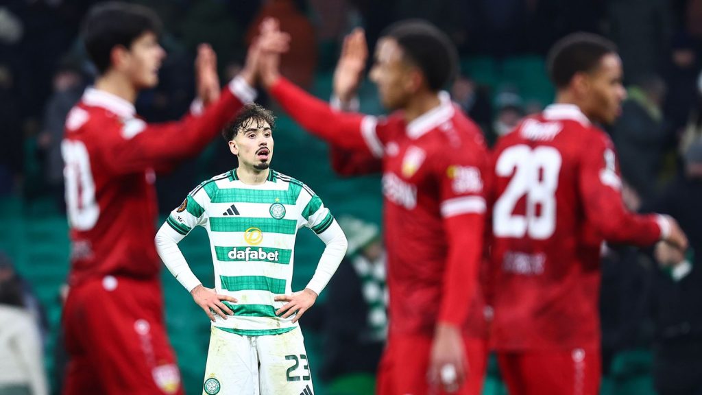 Celtic 1-4 Stuttgart: los aficionados abuchean al tablero y a Kasper Schmeichel mientras el equipo de Martin O’Neill sufre una derrota perjudicial en la Europa League