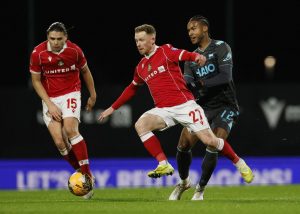 Giro muerto | Sheaf de Wrexham fuera por lesión en la rodilla; Extensiones de señal de Rathbone y Dobson