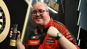 Dardos de la Premier League: Stephen Bunting gana en Belfast cuando Josh Rock lanza nueve dardos y Luke Littler pierde pero nuevamente