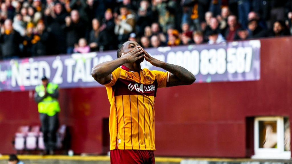 Motherwell 2-0 Dundee Utd: Tawanda Maswanhise anota dos goles para originar la victoria de los anfitriones