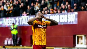 Motherwell 2-0 Dundee Utd: Tawanda Maswanhise anota dos goles para originar la victoria de los anfitriones