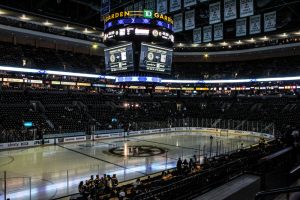Los Bruins caen ante los Flyers 3-1 a pesar del gol de McAvoy y los esfuerzos de Swayman