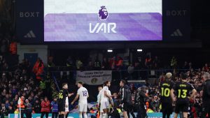 El VAR fue criticado mientras Leeds y Bournemouth estaban furiosos por haberles negado penaltis y se criticaron decisiones clave