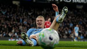 Bernardo Silva, del Manchester City, ataca al árbitro después de que Erling Haaland le negara el penalti en el esquema de Nottm Woodland