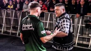 PDC Dardos: ¡James Hurrell ENFRENTA con Charlie Manby después de que el adolescente avanza en el Abierto de Reino Unido!