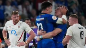 Italia 23-18 Inglaterra: los Azzurri logran su primera victoria sobre Inglaterra en seis escenarios internacionales para acumular miseria sobre los hombres de Steve Borthwick