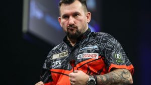 Dardos de la Premier League: el cojo Jonny Clayton gana la sexta noche contra Luke Humphries en medio de silbidos en Nottingham