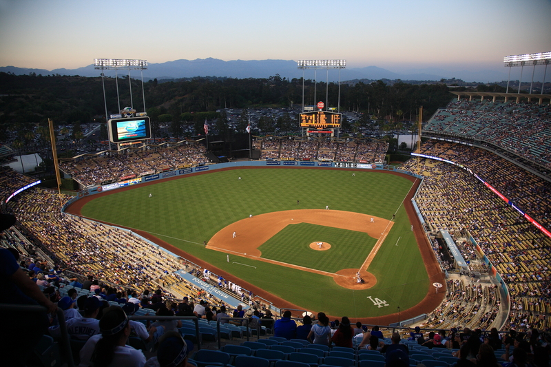 Los Rojos se enfrentan a los Dodgers debajo de las luces en el enfrentamiento de la Liga Cactus