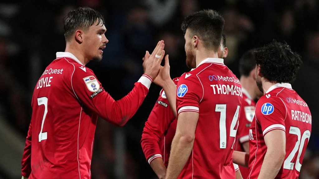 Wrexham 2-0 Swansea City: el gol de Nathan Broadhead y Liam Cullen impulsa el empuje de los anfitriones en los play-offs frente a Ryan Reynolds y Rob Mac