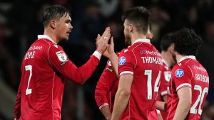 Wrexham 2-0 Swansea City: el gol de Nathan Broadhead y Liam Cullen impulsa el empuje de los anfitriones en los play-offs frente a Ryan Reynolds y Rob Mac