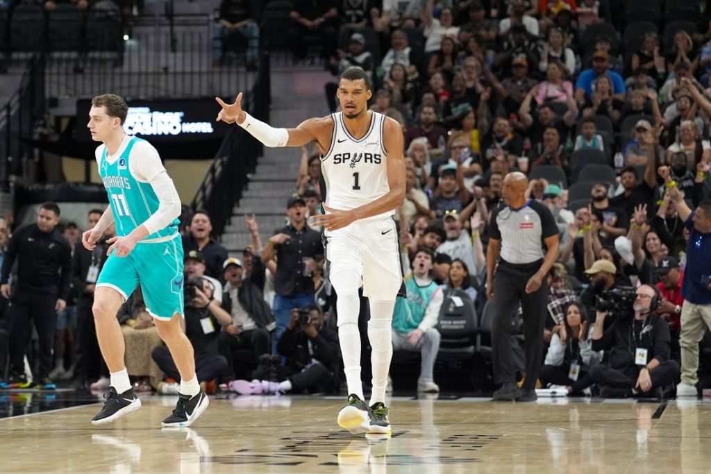 Giro muerto | Victor Wembanyama regresa mientras los Spurs se mantienen alejados de los Hornets