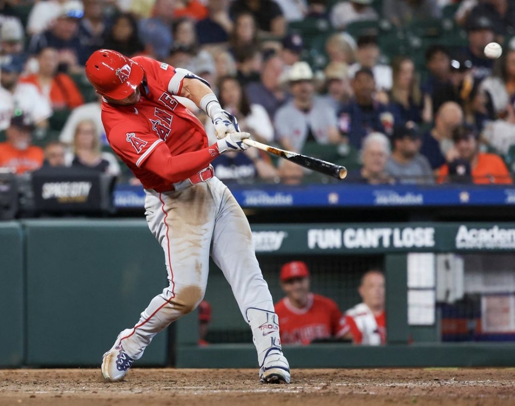 Giro muerto | La explosión de Mike Trout lleva a los Angelinos a una rara avenida del día inaugural sobre los Astros