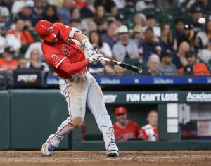 Giro muerto | La explosión de Mike Trout lleva a los Angelinos a una rara avenida del día inaugural sobre los Astros