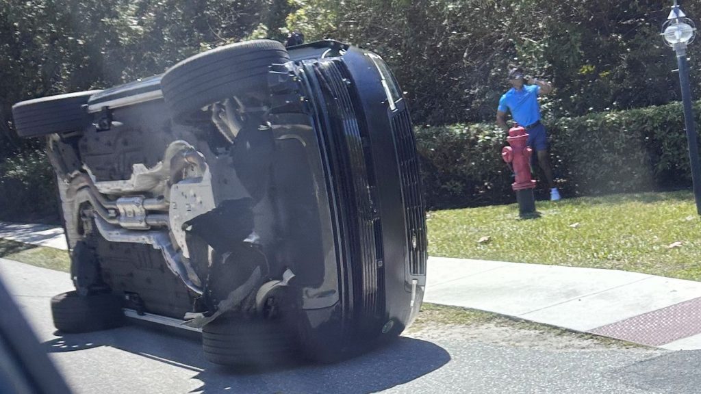 Tiger Woods ha sido acusado de conducir bajo la impresión después de estar interesado en la rotura de un coche en la isla Júpiter, Florida.