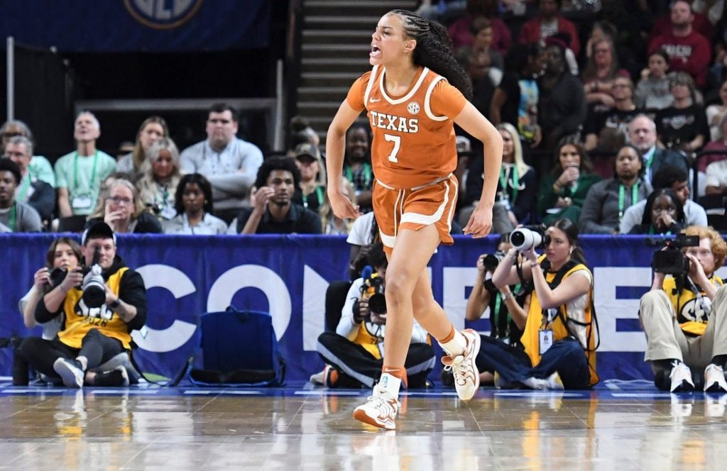 Giro muerto | Texas no se anda con rodeos, domina a Kentucky en los dulces 16