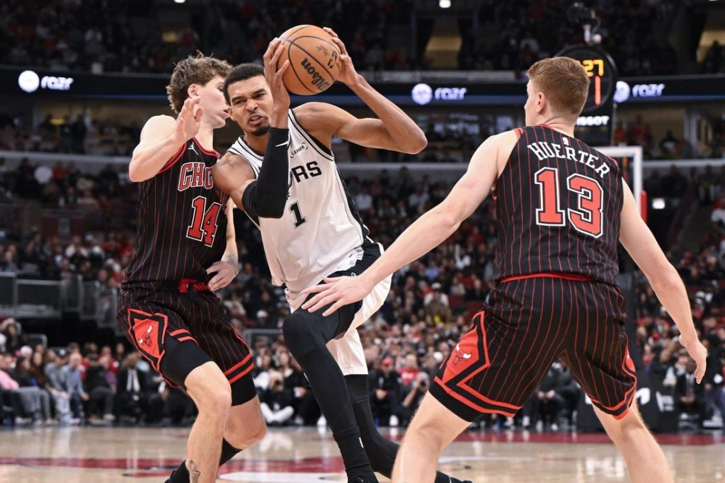 Giro muerto | El gigante de los Spurs regresa a casa para recibir a los tambaleantes Bulls