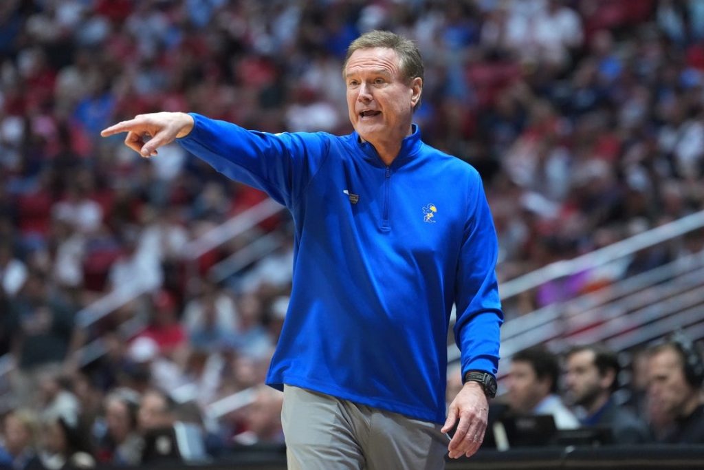 Giro muerto | El entrenador de Kansas, Invoice Self, regresa para la temporada 2026-27