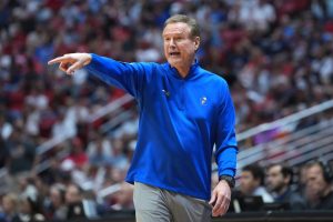 Giro muerto | El entrenador de Kansas, Invoice Self, regresa para la temporada 2026-27