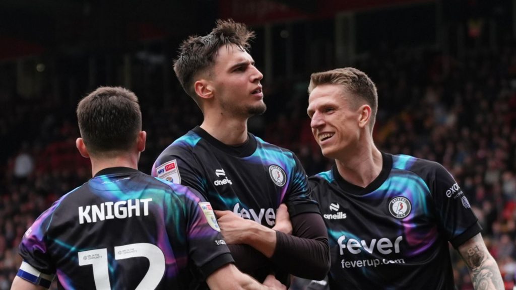 Charlton Athletic 1-2 Bristol City: Roy Hodgson comienza su existencia en Robins con una victoria