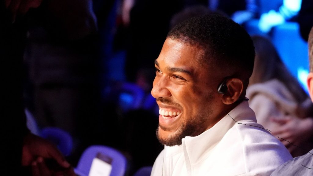 Anthony Joshua hace su primera aparición pública desde la muerte de sus compañeros cercanos mientras asiste a la pelea entre Derek Chisora ​​y Deontay Wilder en Londres.