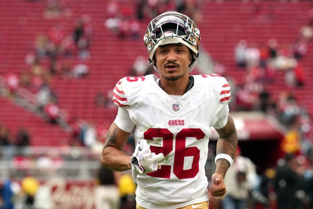 Giro muerto | Reseñas: Bucs incorporan a los CB Gallop Lucas y Kemon Hall