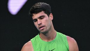 Carlos Alcaraz se retira del Launch de Barcelona por una lesión en la muñeca que genera temores sobre su participación en el Launch francés