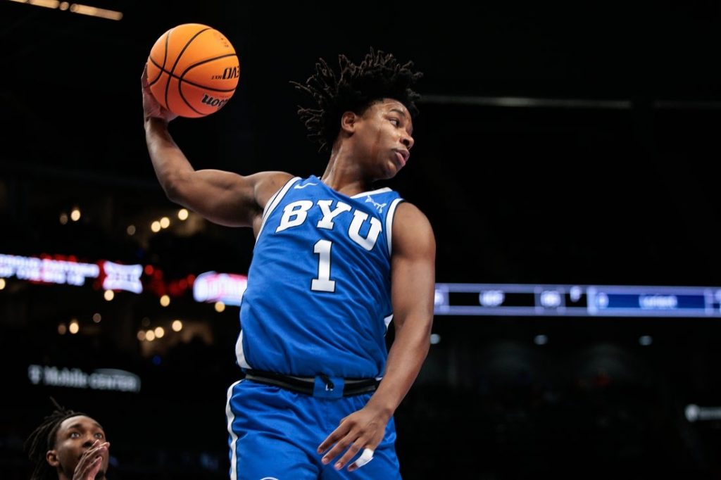 Giro muerto | Describa: El guardia de nivel Robert Wright III se queda en BYU