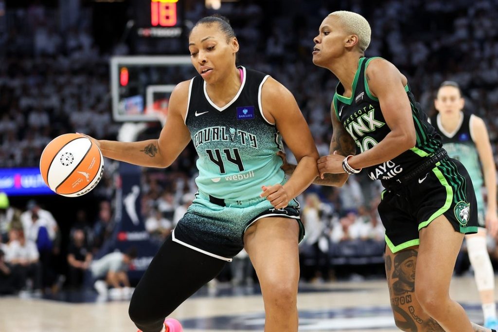 Giro muerto | Liberty vuelve a firmar F Betnijah Laney-Hamilton