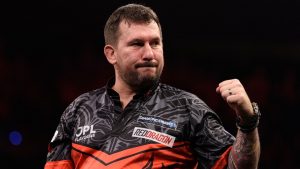 Dardos de la Premier League: Jonny Clayton vence a Luke Littler en la final de la noche 11 de Rotterdam para consolidar la posición en la parte superior de la mesa