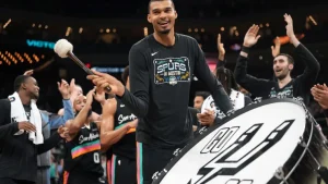 Dónde y cómo ver en vivo y gratis Spurs vs. Trail Blazers hoy: TV y streaming on-line del Partido 1 por los NBA Playoffs 2026 | Carrying News Spain