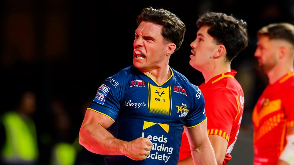 Liga clara: los Leeds Rhinos derrotan a los Catalans Dragons para mantenerse en la cima mientras el Hull FC atrapa 50 facetas en Castleford Tigers