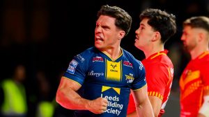 Liga clara: los Leeds Rhinos derrotan a los Catalans Dragons para mantenerse en la cima mientras el Hull FC atrapa 50 facetas en Castleford Tigers
